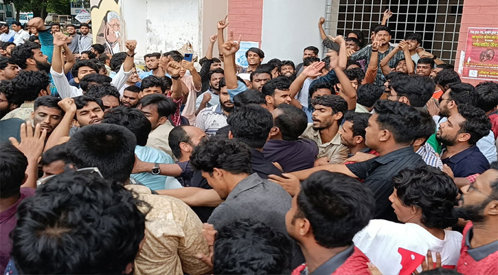 রাকসু নির্বাচনকে ঘিরে সংঘর্ষ,আহত বেশ কয়েকজন