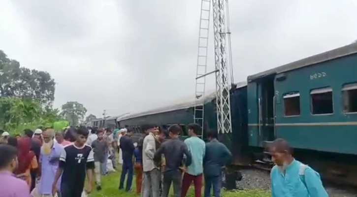 রংপুরে পদ্মরাগের ৬ বগি লাইনচ্যুত, উত্তরবঙ্গের সঙ্গে ট্রেন চলাচল বন্ধ