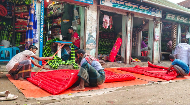 ভাঙ্গুড়ায় শীতের আমেজ, ব্যস্ত হাতে তৈরি হচ্ছে লেপ-তোশক