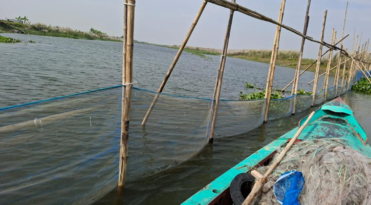 চরভদ্রাসনে পদ্মা নদীতে ৫০০ মিটার আড়াআড়ি বাঁধ অপসারণ