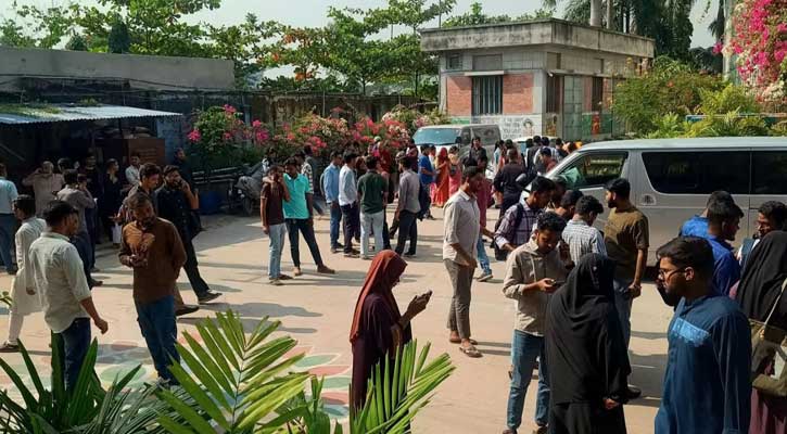 তীব্র ভূমিকম্পে আতঙ্ক বিশ্ববিদ্যালয়ের শিক্ষার্থীরা