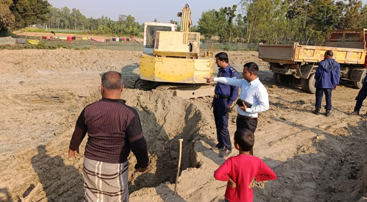 রায়গঞ্জে অবৈধভাবে মাটি কাটায় দুই লাখ টাকা জরিমানা