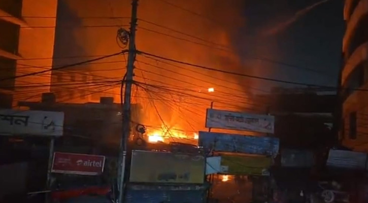 কারওয়ান বাজারের কাঠপট্টিতে  আগুন