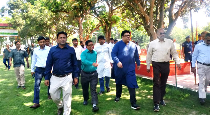 গোদাগাড়ীতে পদ্মার পানি ব্যবহার করে সেচ কার্যক্রম পরিদর্শনে প্রধানমন্ত্রীর দুই উপদেষ্টা