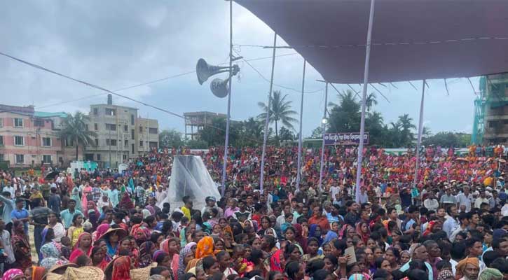 প্রধানমন্ত্রীকে দেখতে শ্রীমঙ্গলে চা শ্রমিকদের জনস্রোত