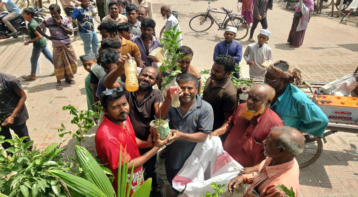 জীবননগরে প্লাস্টিকের বোতলের বিনিময়ে গাছের চারা বিতরণ