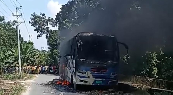 কাজিপুরে বাস চাপায় সাইকেল আরোহীর মৃত্যু, জনতার আগুনে ভস্মীভূত বাস