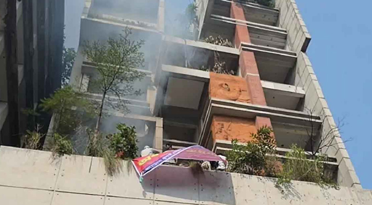 আ.লীগের কেন্দ্রীয় কার্যালয়ে আগুন