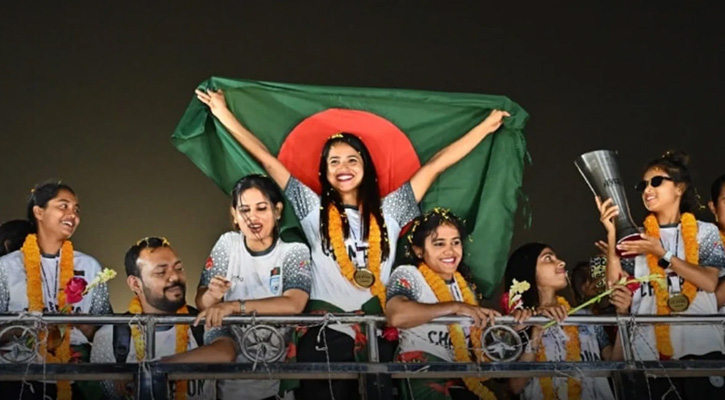 সাফজয়ী নারী ফুটসাল দলকে ছাদখোলা বাসে সংবর্ধনা