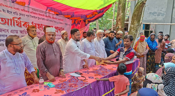 টাঙ্গাইলে সড়ক দুর্ঘটনায় নিহত নওগাঁর ১০ পরিবারকে আর্থিক সহযোগিতা