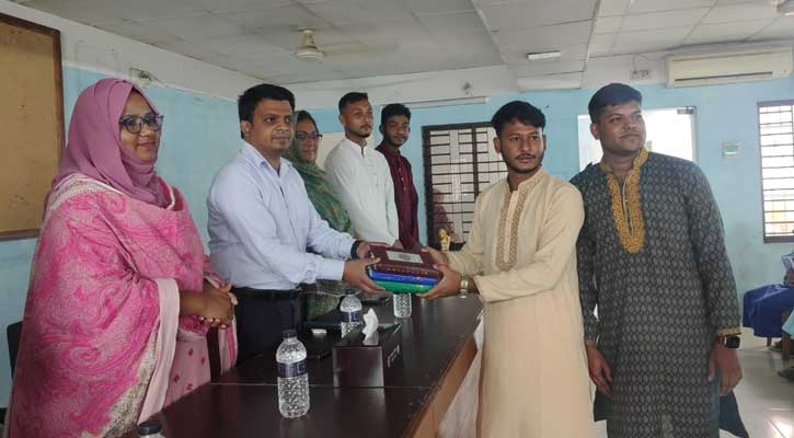 বড়াইগ্রামে মানব কল্যাণ ফাউন্ডেশনের উদ্যোগে পবিত্র কুরআন শরীফ বিতরণ