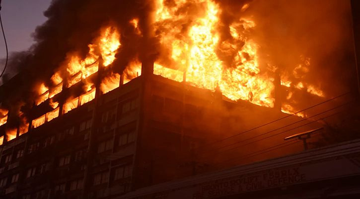 সিইপিজেডে এখনও জ্বলছে আগুন, ধসে পড়ল ভবনের ছাদ