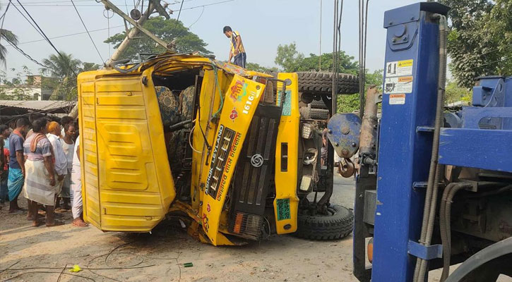 পাবনায় ট্রাকচাপায় স্কুল শিক্ষার্থীসহ নিহত ৩