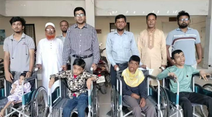 বোয়ালখালীতে প্রতিবন্ধী শিশুদের হুইলচেয়ার দিল উপজেলা প্রশাসন