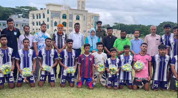 মুকসুদপুরে যুব সমাজকে খেলাধুলায় উৎসাহিত করতে ক্রীড়া সামগ্রী বিতরণ