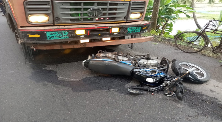 মোল্লাহাটে ট্রাক, মোটরসাইকেল ও ভ্যানের ত্রিমুখী সংঘর্ষ, নিহত-১