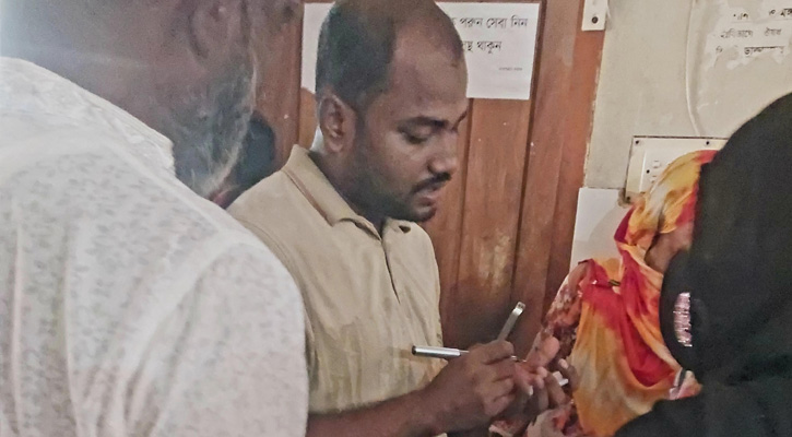 সাতক্ষীরা সদর হাসপাতালে ডাক্তার রুমে থাকলেও বাইরে থেকে ওষুধ লিখছেন সহকারী