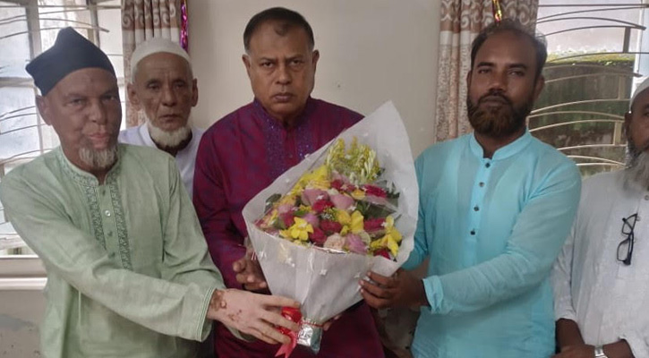 ময়মনসিংহ উত্তর জেলা বিএনপির নেতা মোতাহার হোসেন তালুকদারকে ফুলেল শুভেচ্ছা