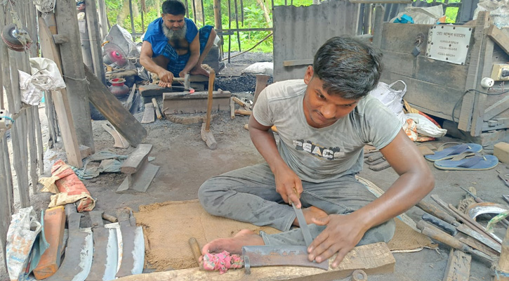 টুং-টাং শব্দে মুখরিত জীবননগরের কামারপাড়া