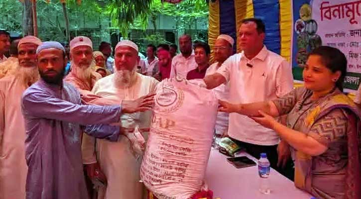 শ্রীবরদীতে ক্ষুদ্র ও প্রান্তিক কৃষকদের মাঝে বিনামূল্যে বীজ ও সার বিতরণ
