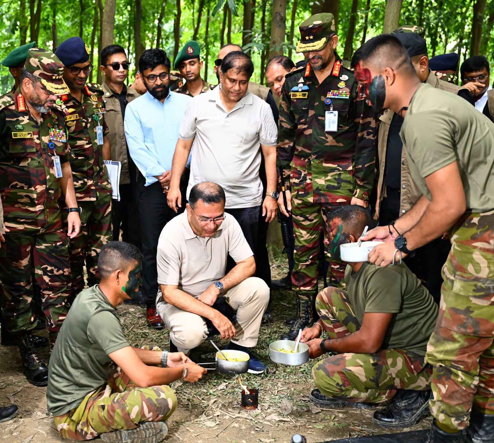 সেনাবাহিনীর মহড়া আকস্মিক পরিদর্শনে প্রধানমন্ত্রী
