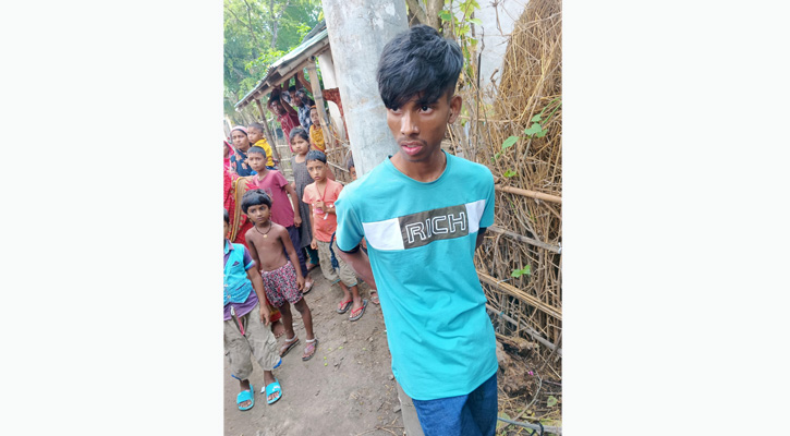 চুরি করতে গিয়ে চাঁপাইনবাবগঞ্জে নিষিদ্ধ সংগঠনের  ছাত্রলীগ নেতা আটক