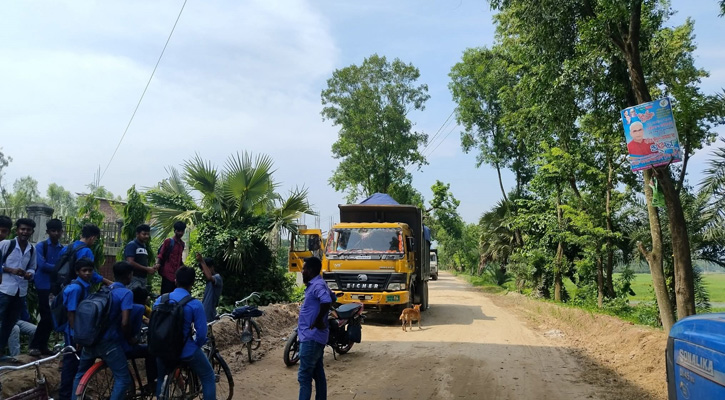 পত্নীতলায় অচল সড়কে ট্রাক-ট্রাক্টর গাড়ি আটকিয়ে শিক্ষার্থীদের প্রতিবাদ