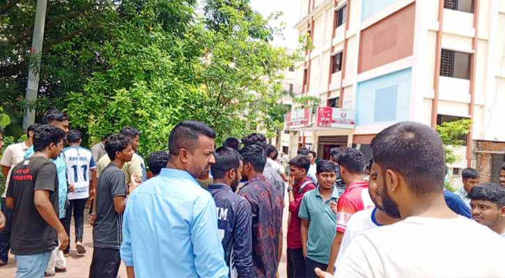 পাবিপ্রবিতে সিনিয়র-জুনিয়র মারামারি ‎