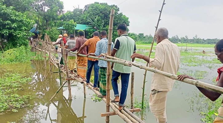 ৩৭ বছরের দুর্ভোগ কমাতে ব্যক্তির উদ্যোগে বাঁশের সাঁকো নির্মাণ