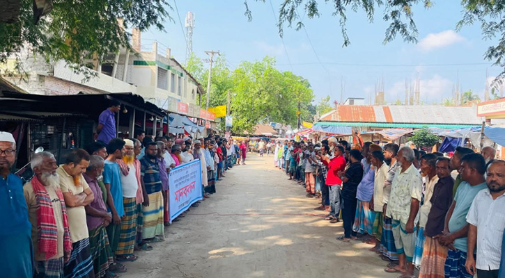 পাকা সড়কের মাথায় খাল-বিল, পারাপারে দুর্ভোগ: স্থায়ী সেতু নির্মাণের দাবিতে মানববন্ধন