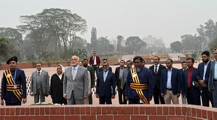 জাতীয় স্মৃতিসৌধে নবনিযুক্ত প্রধান বিচারপতির শ্রদ্ধা নিবেদন