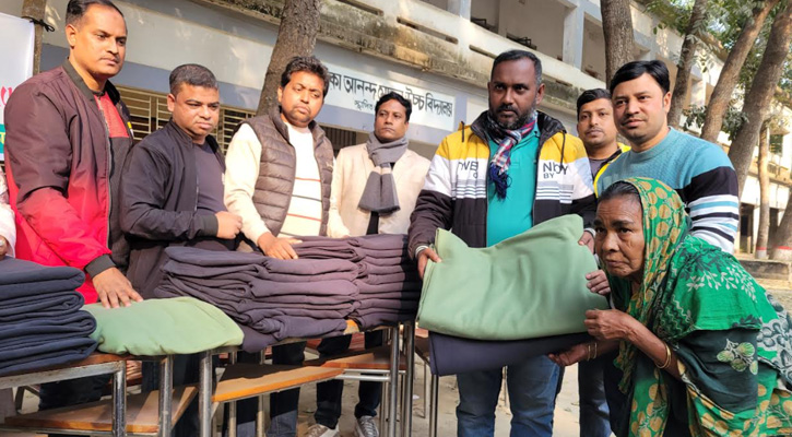 হরিরামপুরে শীতার্তদের পাশে এসএসসি ২০০৩ ব্যাচ