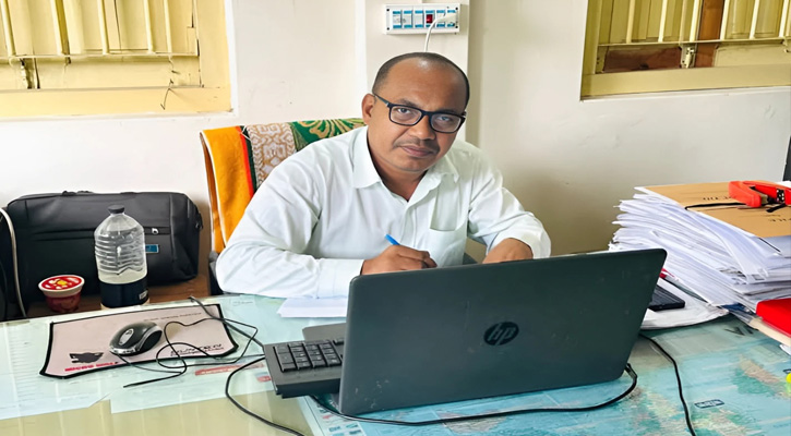 ইউনিয়ন ভূমি অফিস যেনো ঘুষের স্বর্গরাজ্য,টাকা না দিলে মিলছে না সেবা