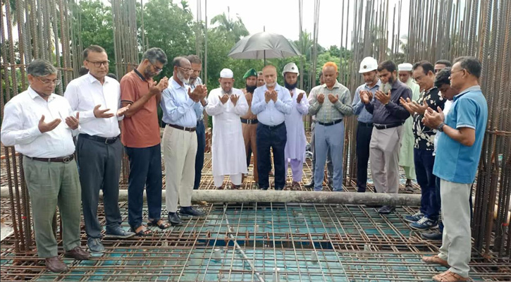 বাকৃবির শহীদ জামাল হোসেন হলের ছাদ ঢালাই উদ্বোধন করলেন উপাচার্য