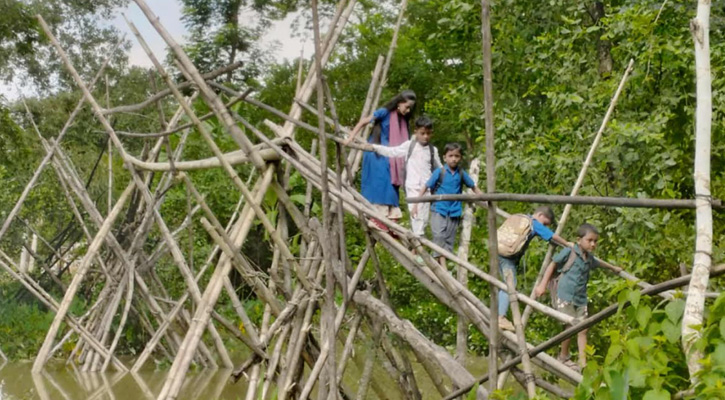 দুমকীতে স্কুলপথে ঝুঁকিপূর্ণ বাঁশের সাঁকো