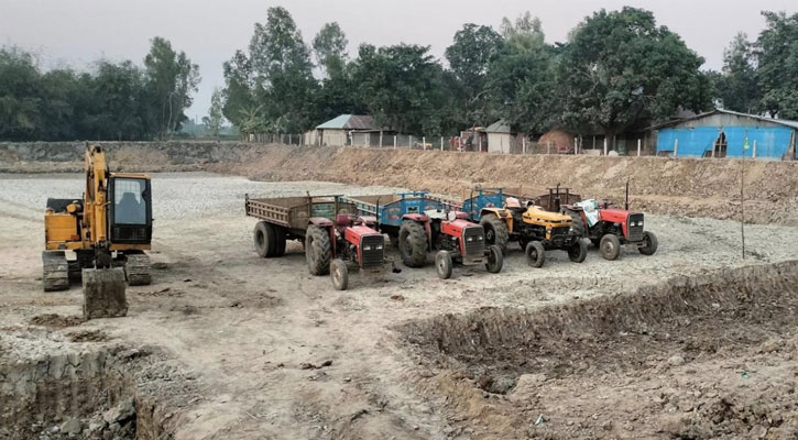 কালাইয়ে পুকুরের মাটি বিক্রি করায় মালিককে গুনতে হলো ৫০ হাজার টাকা জরিমানা