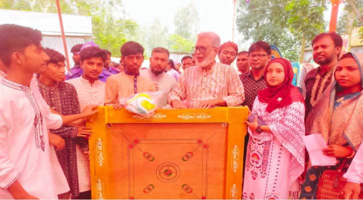 সুন্দরগঞ্জের হরিপুরে খেলার সামগ্রী বিতরণ