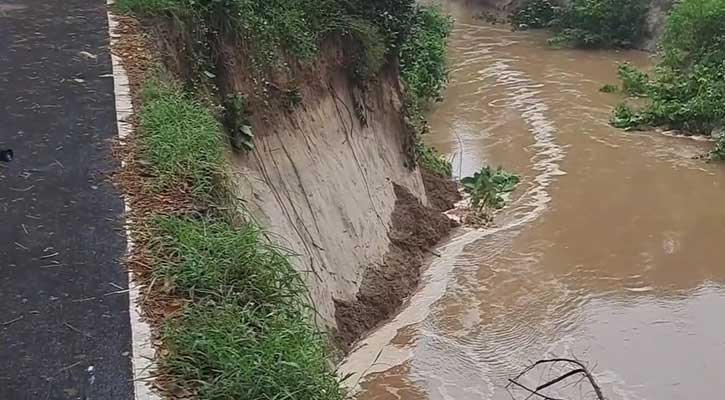 ধসের মুখে কোটি টাকার দামুড়হুদা-মুজিবনগর সড়ক,যানবাহন চলাচল বন্ধ