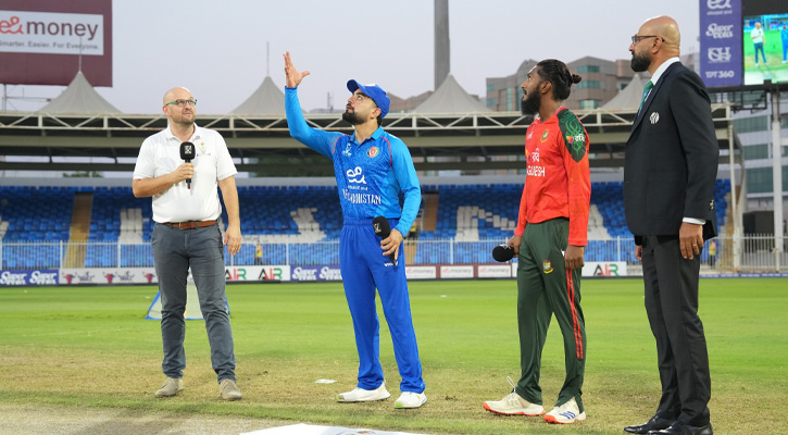 টসে জিতে বোলিংয়ে বাংলাদেশ