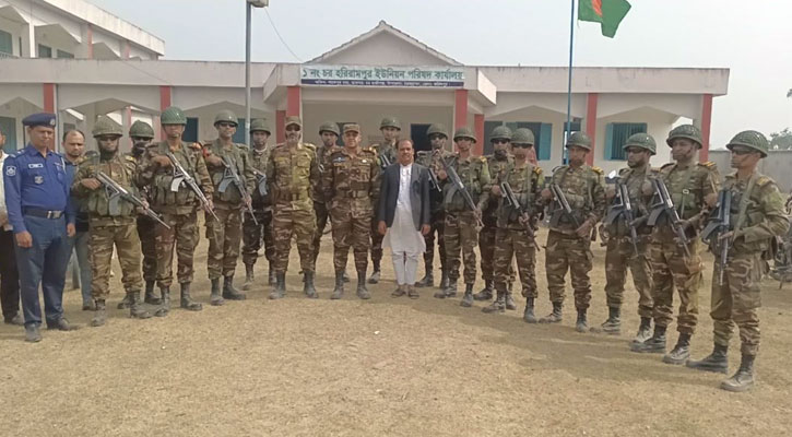 চরভদ্রাসনে নির্বাচন পরবর্তী আইনশৃঙ্খলা রক্ষায় আর্মি ক্যাম্পের যৌথ টহল