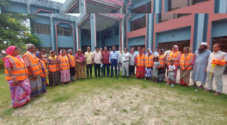 ইসলামপুরে পৌরসভার পরিচ্ছন্নতাকর্মীদের মাঝে পোশাক বিতরণ