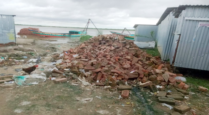 চরভদ্রাসনে সরকারী রাস্তার ইট বেচে দিলেন প্রভাবশালী