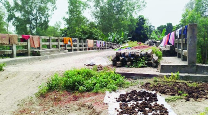 সেতু তৈরি হলেও রাস্তা না থাকায় অচল রায়গঞ্জের কোটি টাকার প্রকল্প