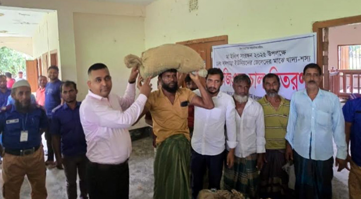 বাউফলে জেলেদের মাঝে চাল বিতরণ