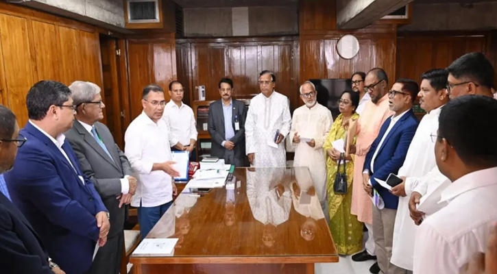 ১২ সিটির পরিচ্ছন্নতাকর্মীদের ঈদ উপহার দিলেন প্রধানমন্ত্রী