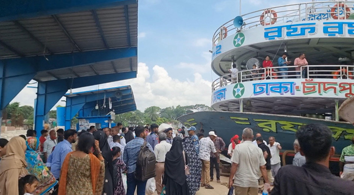 ঈদের ছুটি শেষে চাঁদপুর থেকে কর্মস্থলে ফেরা শুরু, লঞ্চঘাটে যাত্রীদের ভিড়