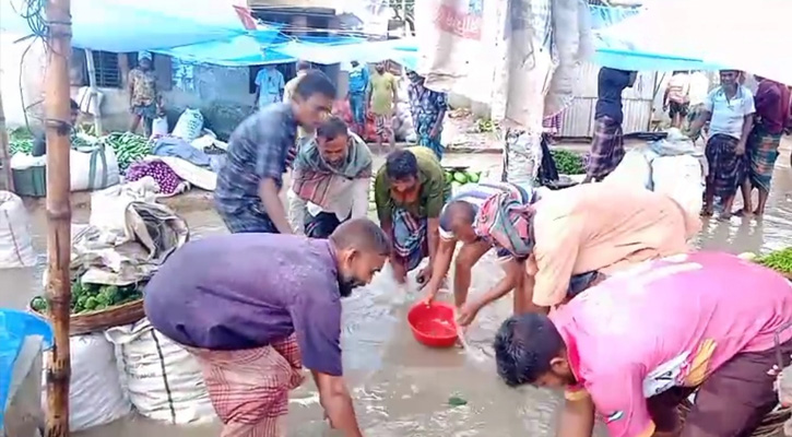 মোসলেমগঞ্জ হাটে হাঁটুপানি, ভোগান্তিতে ব্যবসায়ী ও পথচারী