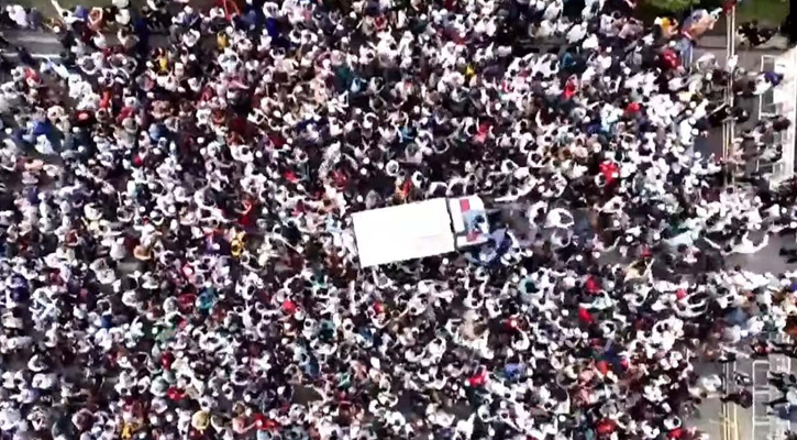 হাদিকে সংসদ প্লাজা থেকে অশ্রুসিক্ত বিদায় জানালেন  লাখো জনতা