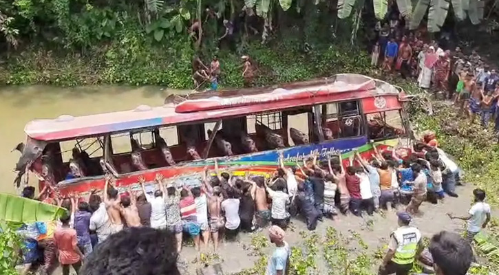ঈদযাত্রার প্রথম দিনে সড়ক দুর্ঘটনায় নিহত ১৫