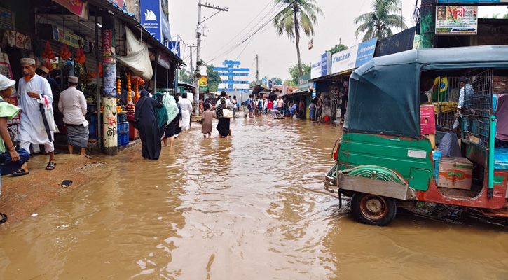আনোয়ারার মহালখান বাজার সড়কে পানি নিষ্কাশনের ব্যবস্থা না থাকায় চরম দুর্ভোগ
